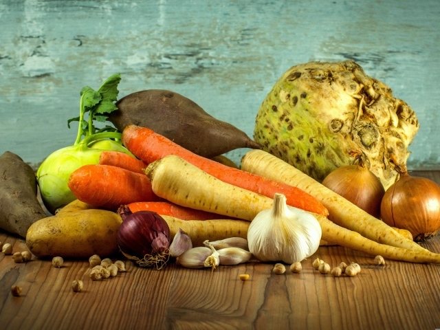 Свежие корнеплоды лежат на столе