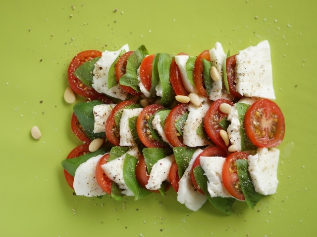 Греческий салата на зеленой тарелке