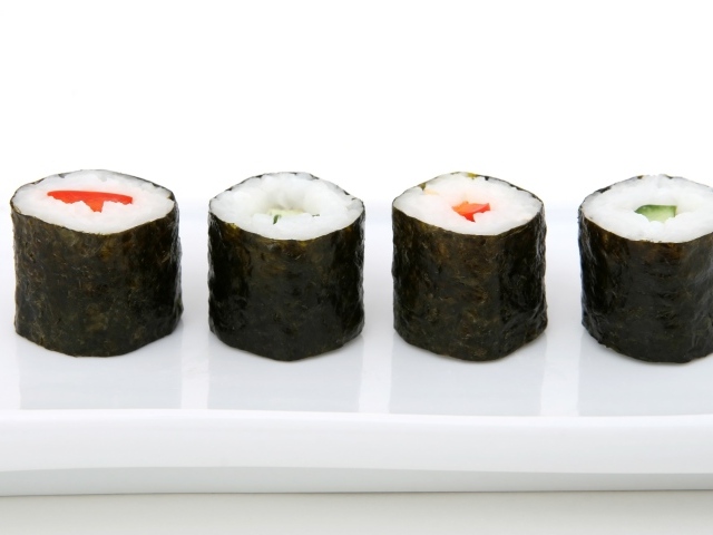 Японские суши на белой тарелке