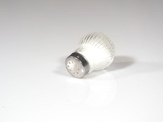 Баночка с солью на сером фоне