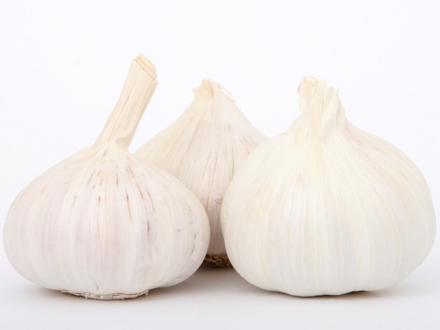 Большой ароматный чеснок на белом фоне