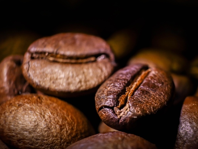 Крупные жареные ароматные зерна кофе 