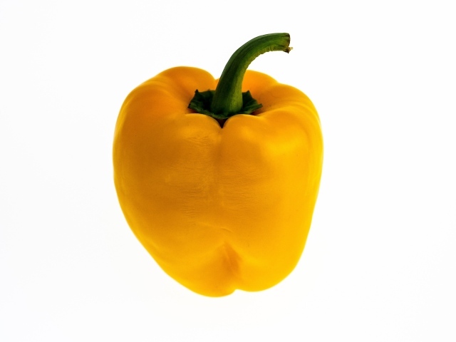 Большой желтый болгарский перец на белом фоне