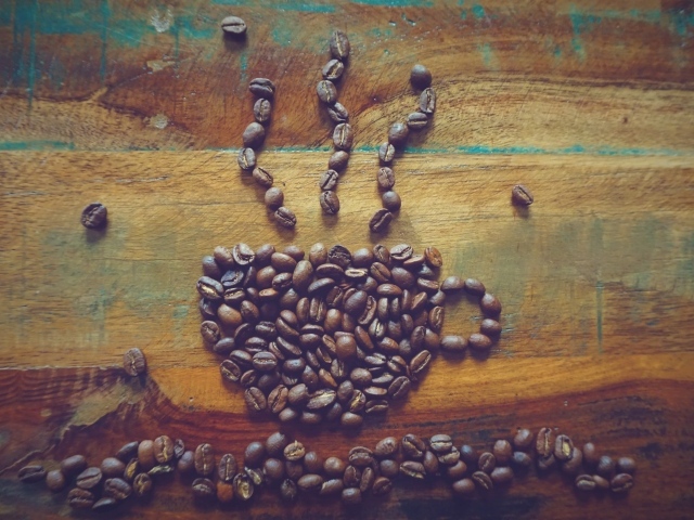 Кружка выложена из зерен кофе