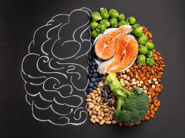 Орехи, рыба и овощи для правильной работы мозга человека