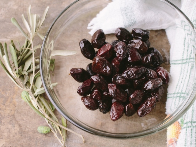 Оливки в стеклянной тарелке 