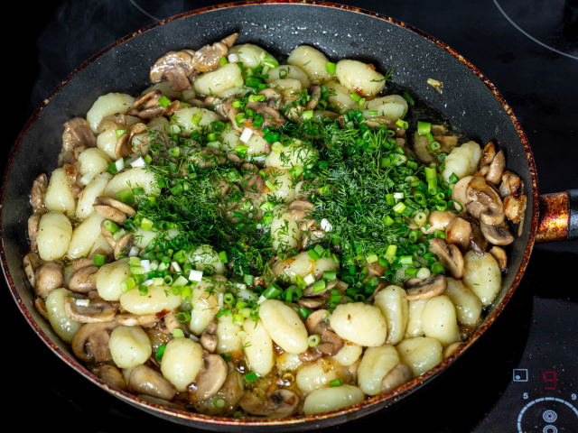 Картофель с шампиньонами и зеленым луков в сковороде
