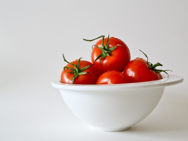 Чистые помидоры в белой миске