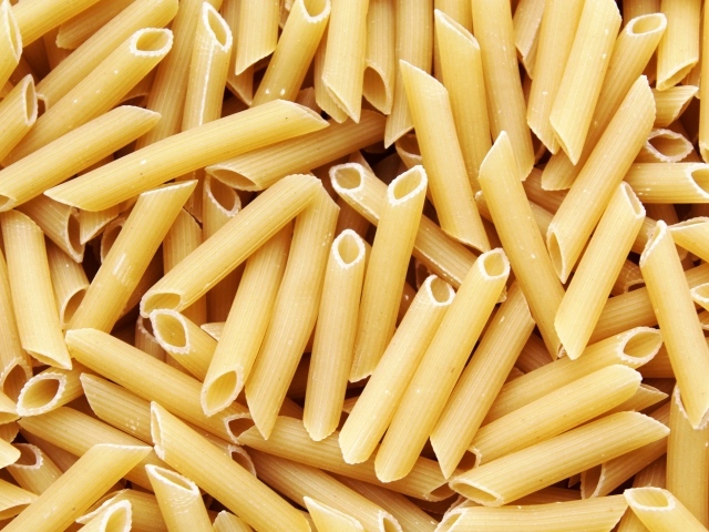 Сырые макароны крупным планом