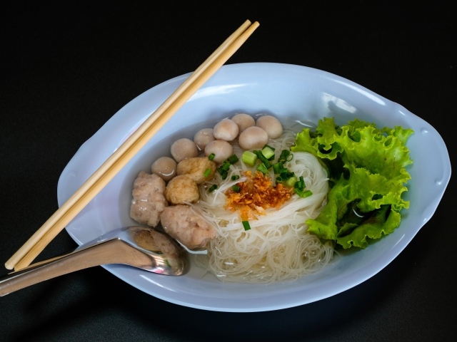 Рисовая лапша с овощами в тарелке 