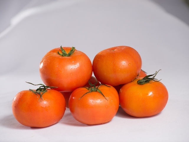 Спелые чистые красные помидоры