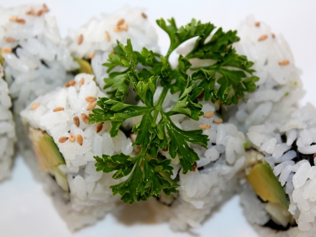 Роллы на тарелке с веточкой петрушки