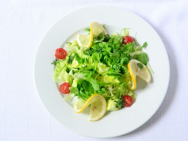 Салат с рукколой, помидорами и лимоном