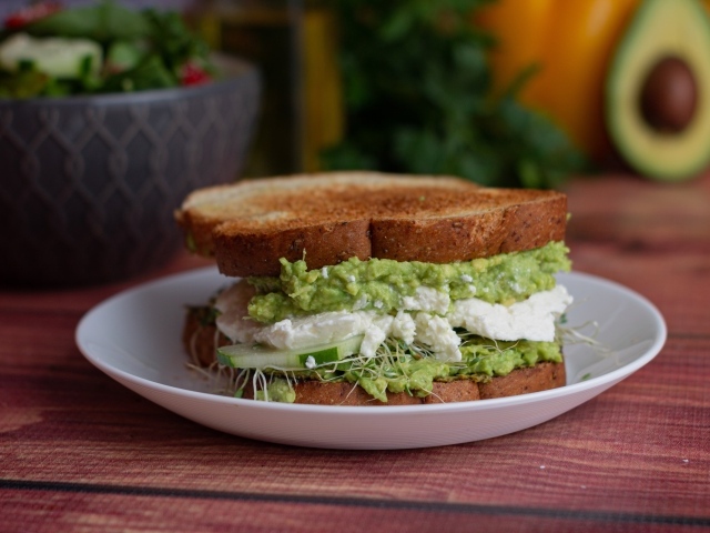 Бутерброд с соусом песто и сыром