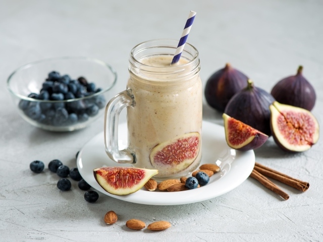 Смузи на столе и инжиром и ягодами черники