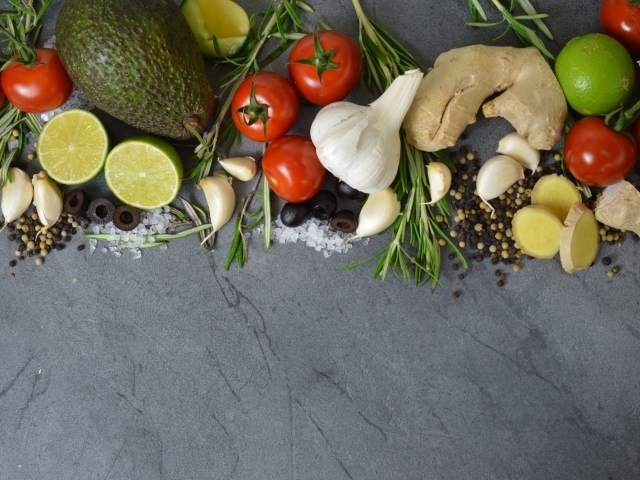 Овощи, зелень и специи на сером столе