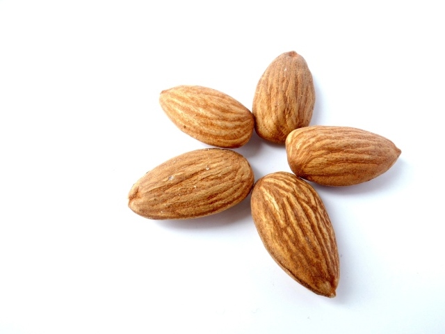 Миндальные орехи на белом фоне крупным планом