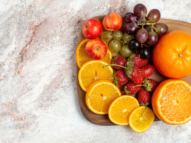 Аппетитные фрукты на доске манят ароматом