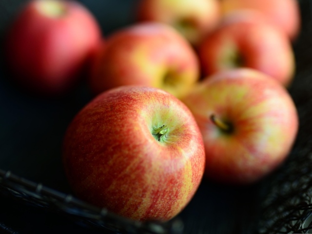 Красивые ароматные красные яблоки