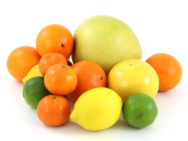 Красивые спелые цитрусовые фрукты на белом фоне
