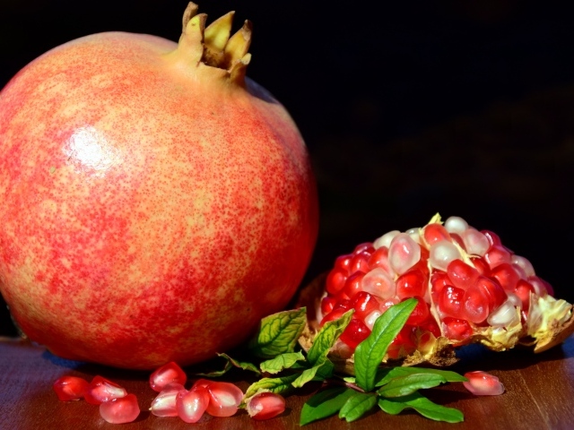 Большой спелый красный гранат крупным планом