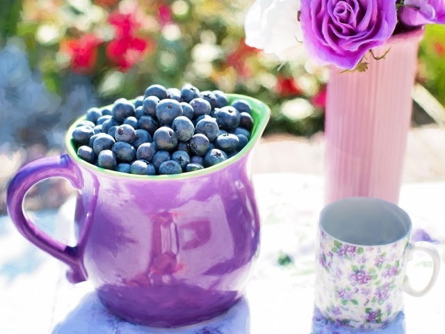 Ягоды черники в кувшине на столе