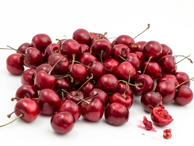 Ягоды черешни на белом фоне крупным планом