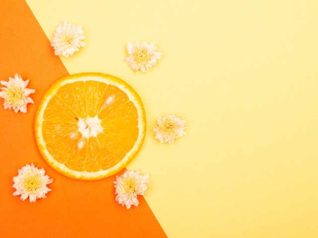 Кружок апельсина с цветами хризантемы