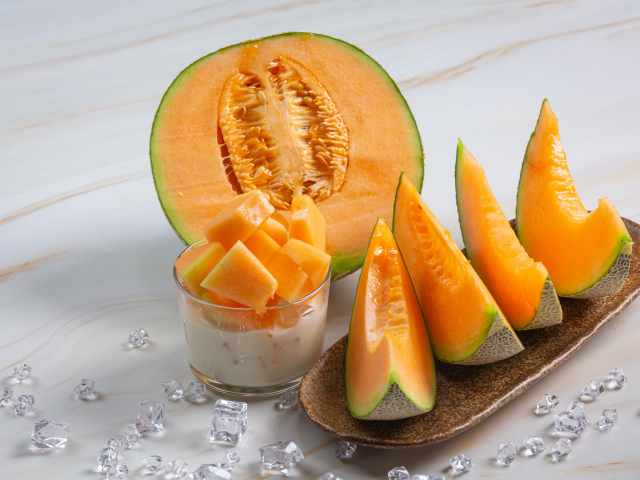 Ароматная спелая дыня на столе со льдом