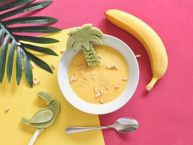 Фруктовый суп на столе с бананом