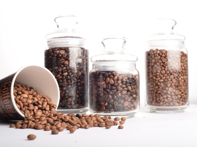 Стеклянные банки с жареными кофейными зернами