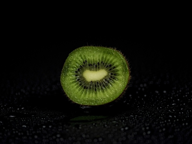 Половина киви на черном фоне в воде