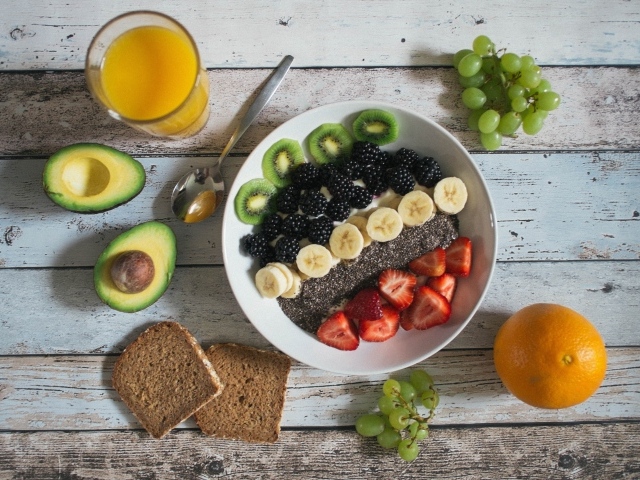Полезный завтрак с ягодами и фруктами на столе с соком
