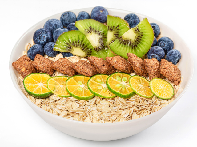 Овсяные хлопья с ягодами в белой тарелке