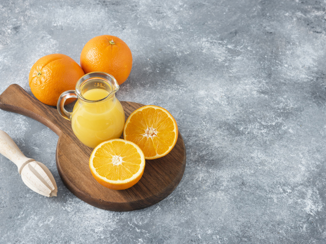 Апельсиновый сок с фруктами на столе