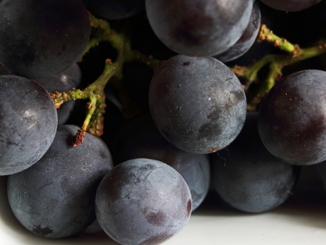 Розовый круглый виноград крупным планом