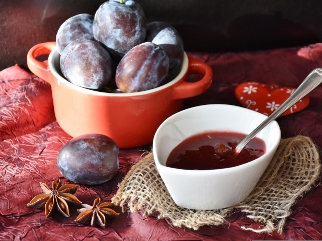 Сливовый джем с ягодами на столе