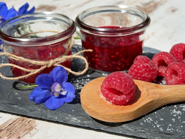Малиновый джем на столе с ягодами