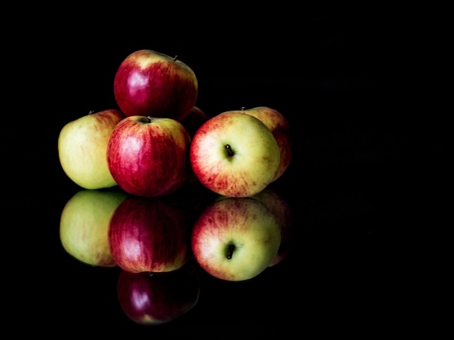 Спелые красные яблоки на черном фоне