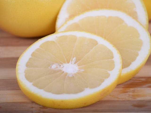 Нарезанный лимон на деревянной доске