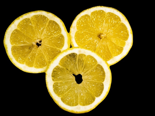 Нарезанный лимон на черном фоне