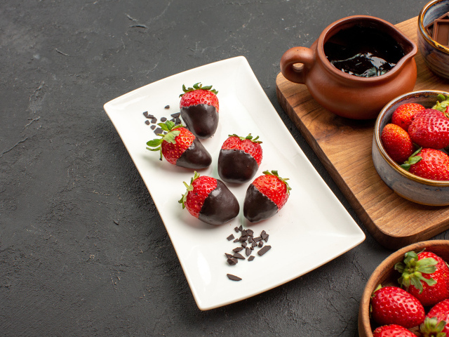 Клубника в шоколаде на белой тарелке