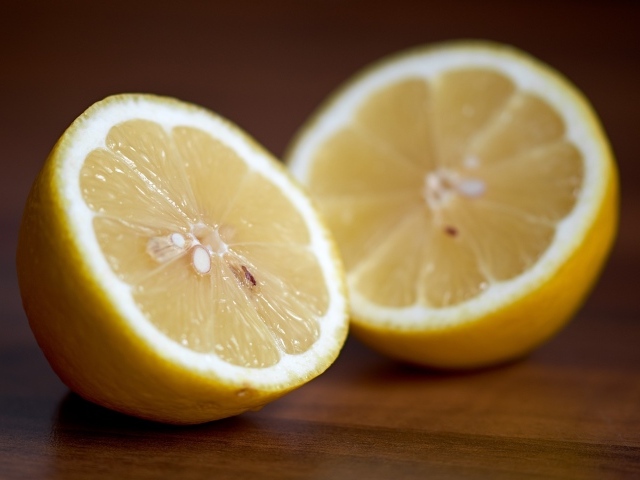 Две половины лимона столе 