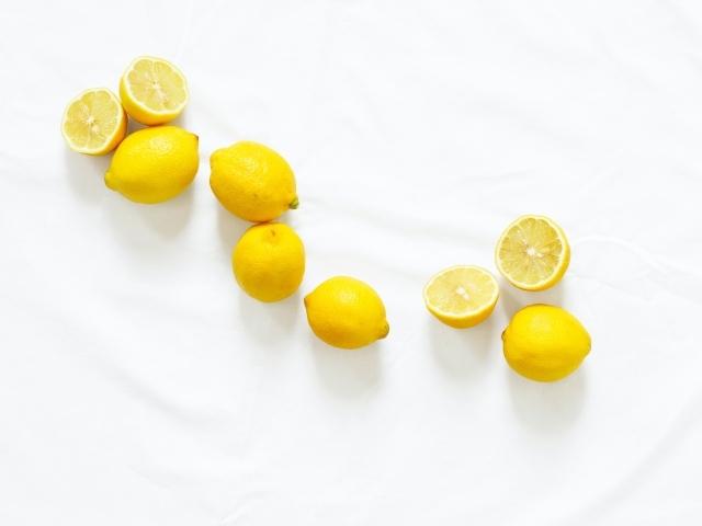 Желтые кислые лимоны на белом фоне