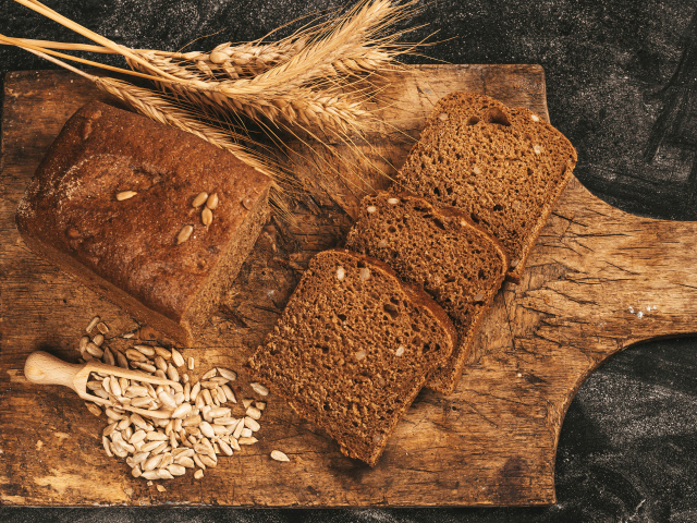 Черный хлеб с семечками на доске