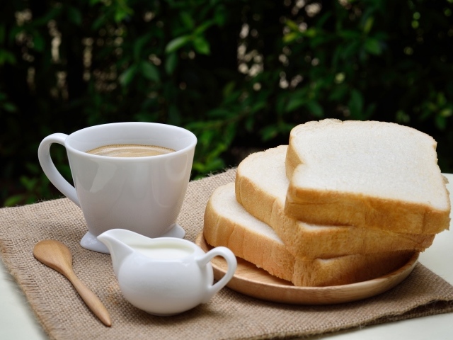 Хлеб на столе с кофе и молоком