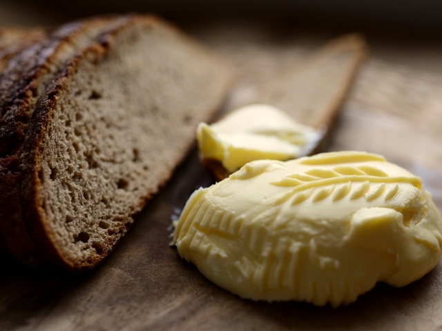 Сливочное масло с хлебом на доске 