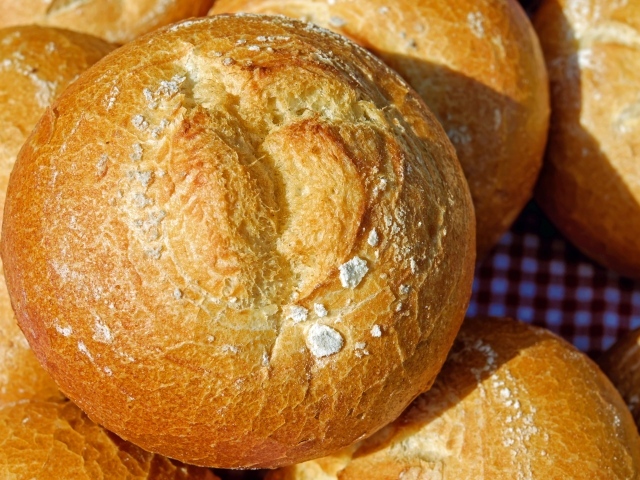 Хрустящий круглый свежий хлеб