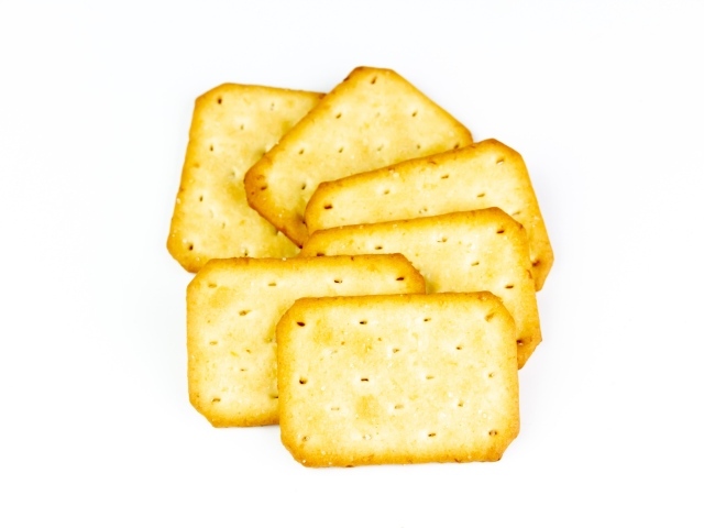 Вкусное хрустящее печенье крекер 