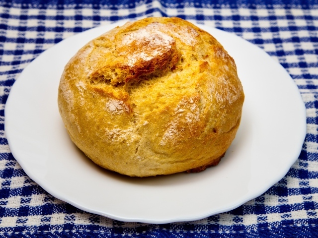 Ароматный запеченный хлеб на белой тарелке